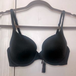 Like new! Victoria’s Secret (32D) black underwire bra